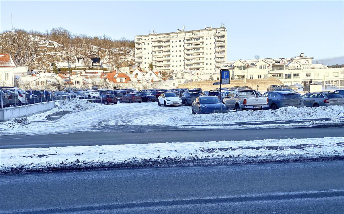 Privat parkering på Esso-tomta - Klikk for stort bilde