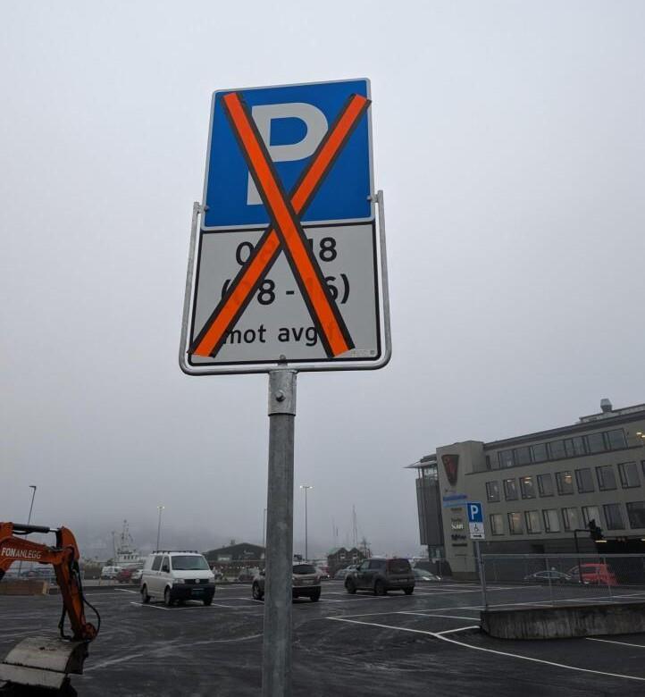 parkeringsskilt med tape over - Klikk for stort bilde