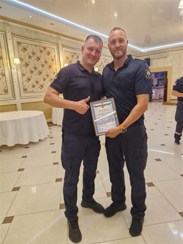 Brannkonstabel mottat diplom fra ukrainsk brannmann. - Klikk for stort bilde